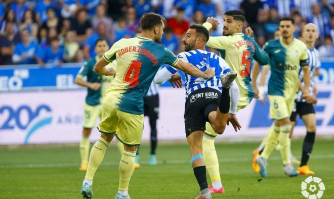 关于阿拉维斯客场完胜埃瓦尔，登顶积分榜的信息