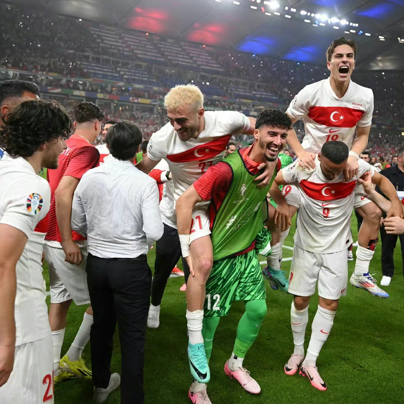 欧洲国际足球赛事精湛球技赢得球迷喝彩 欧洲国际足球赛事精湛球技赢得球迷喝彩